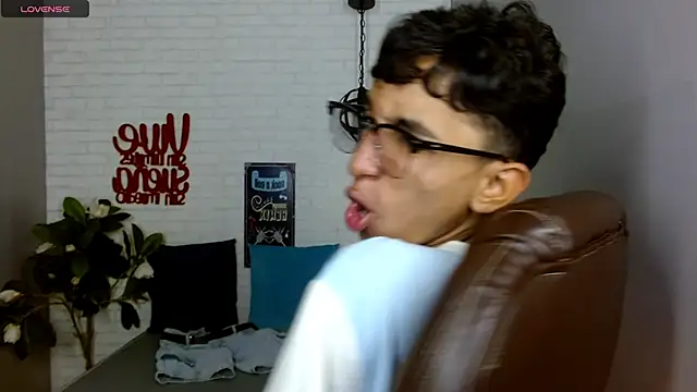 Snapshot of Martin_Linares chatting on 02/19/25, 04:33 Martin Linares online show from 02/19/25, 04:33