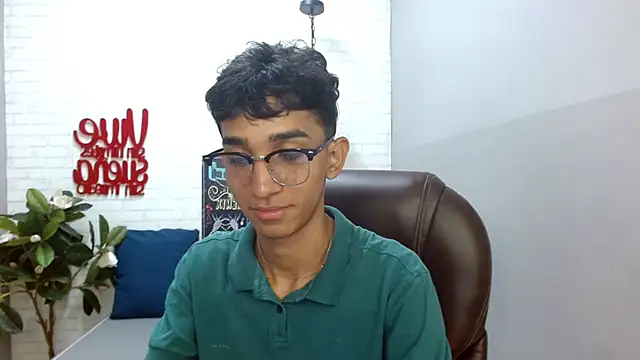 Snapshot of Martin_Linares chatting on 02/17/25, 02:38 Martin Linares online show from 02/17/25, 02:38