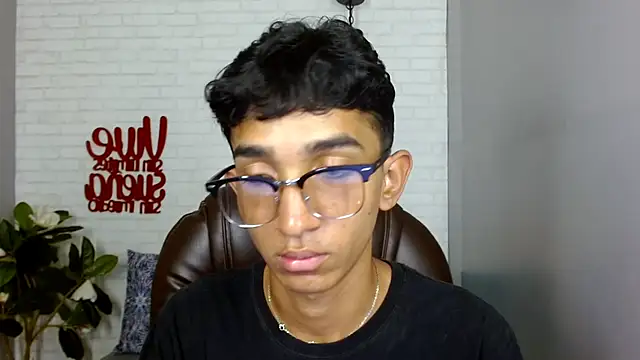 Snapshot of Martin_Linares chatting on 02/20/25, 04:47 Martin Linares online show from 02/20/25, 04:47