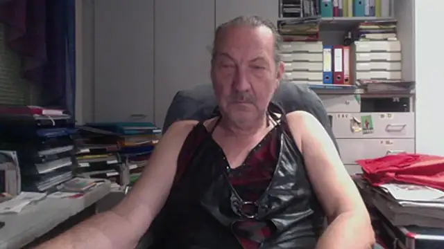 HMStraps01 online show from 12/18/25, 05:39