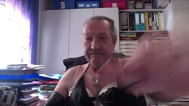 HMStraps01 online show from 03/30/26, 09:55