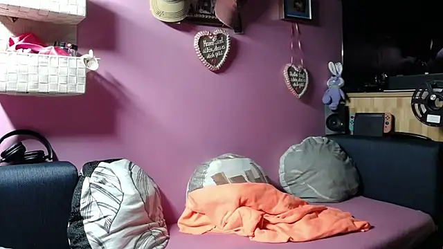 sexymelli18 online show from 04/21/26, 06:25