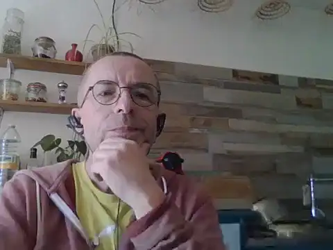 Snapshot of Xavspank2 chatting on 04/15/26, 01:15 Xavspank2 online show from 04/15/26, 01:15