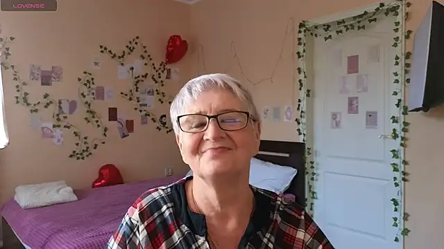 Snapshot of Sandra_Snowflake chatting on 06/03/26, 02:33 Sandra Snowflake online show from 06/03/26, 02:33