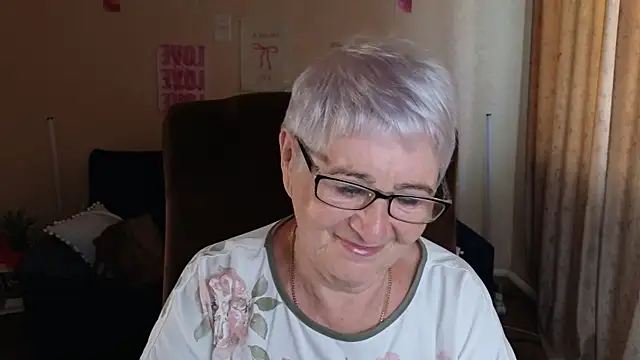 Snapshot of Sandra_Snowflake chatting on 05/25/26, 04:34 Sandra Snowflake online show from 05/25/26, 04:34