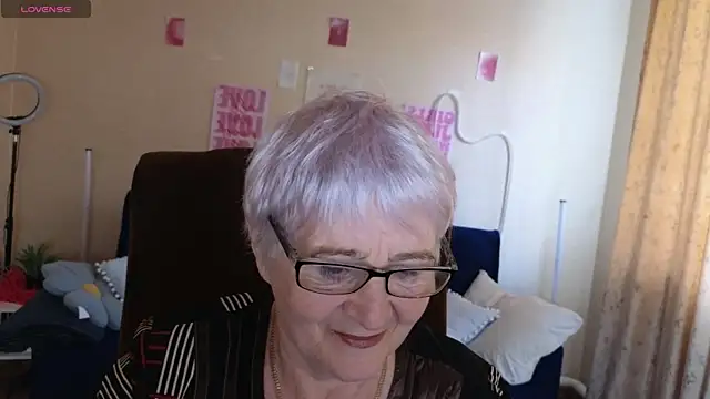 Snapshot of Sandra_Snowflake chatting on 05/14/26, 04:09 Sandra Snowflake online show from 05/14/26, 04:09