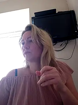 Snapshot of Mary888x chatting on 02/16/25, 10:43 Mary888x online show from 02/16/25, 10:43