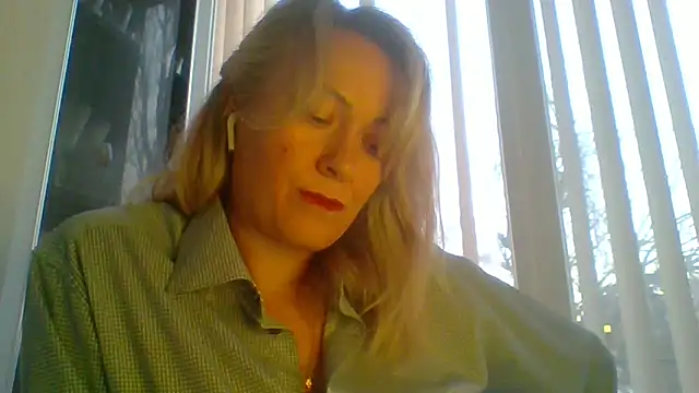 Snapshot of Mary888x chatting on 02/25/25, 03:31 Mary888x online show from 02/25/25, 03:31