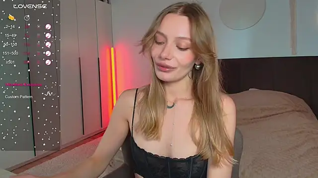 LunaticaBae online show from 10/14/25, 06:25