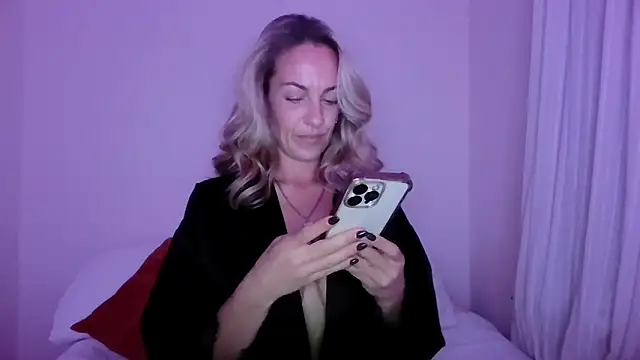 Snapshot of Edenfox- chatting on 10/10/25, 09:15 Edenfox- online show from 10/10/25, 09:15