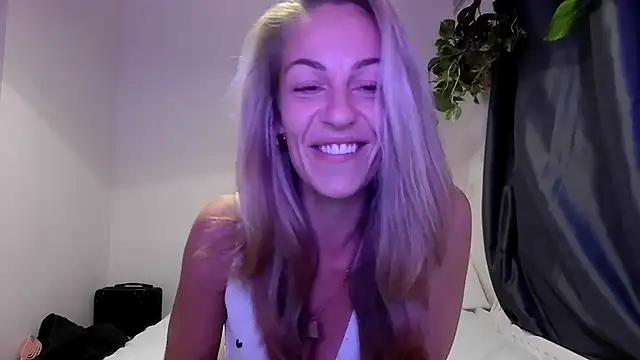 Snapshot of Edenfox- chatting on 09/17/25, 10:12 Edenfox- online show from 09/17/25, 10:12