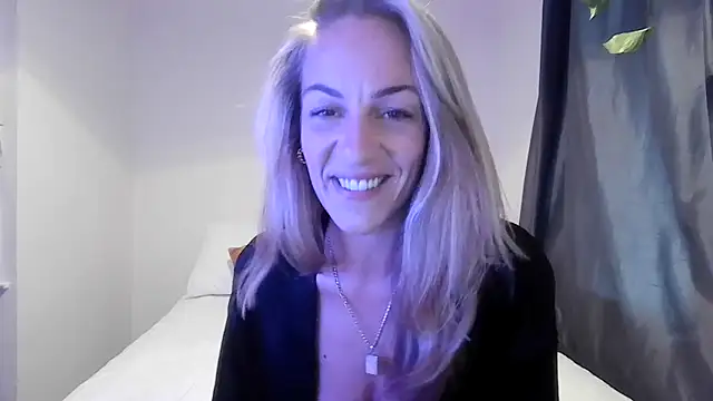 Snapshot of Edenfox- chatting on 09/28/25, 05:09 Edenfox- online show from 09/28/25, 05:09