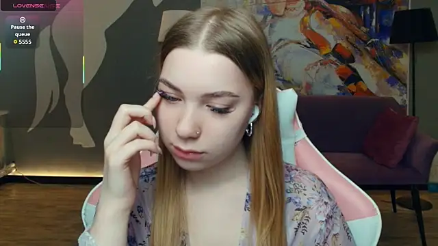 Snapshot of FloraBonde chatting on 12/18/25, 11:14 FloraBonde online show from 12/18/25, 11:14