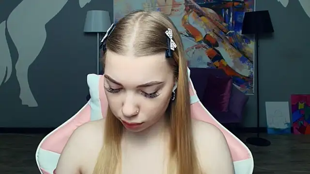 Snapshot of FloraBonde chatting on 12/15/25, 12:11 FloraBonde online show from 12/15/25, 12:11