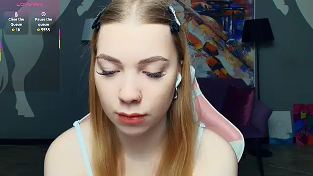 Snapshot of FloraBonde chatting on 12/16/25, 11:14 FloraBonde online show from 12/16/25, 11:14