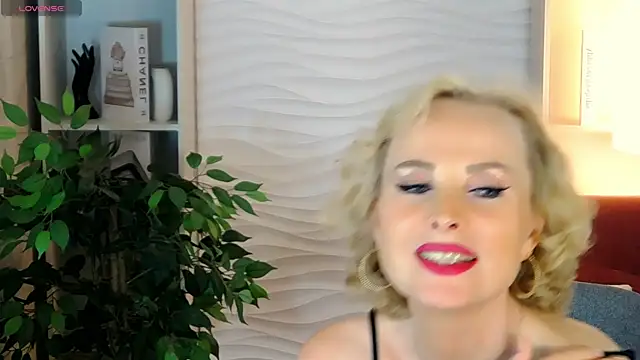 Snapshot of Sandra_Kind chatting on 09/14/25, 06:03 Sandra Kind online show from 09/14/25, 06:03