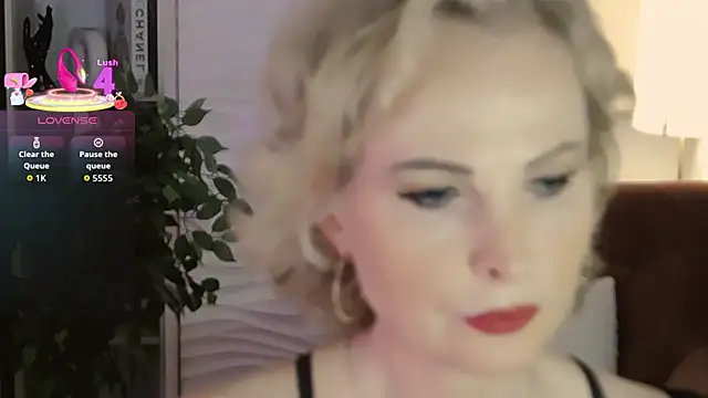 Snapshot of Sandra_Kind chatting on 09/30/25, 05:35 Sandra Kind online show from 09/30/25, 05:35