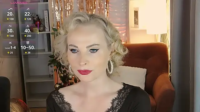 Snapshot of Sandra_Kind chatting on 12/23/25, 05:40 Sandra Kind online show from 12/23/25, 05:40