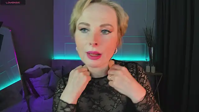 Snapshot of Sandra_Kind chatting on 02/25/25, 05:30 Sandra Kind online show from 02/25/25, 05:30