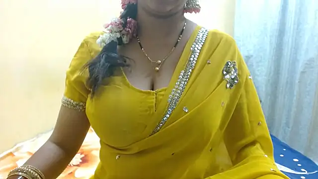 Snapshot of its_siya chatting on 10/10/25, 03:02 its siya online show from 10/10/25, 03:02
