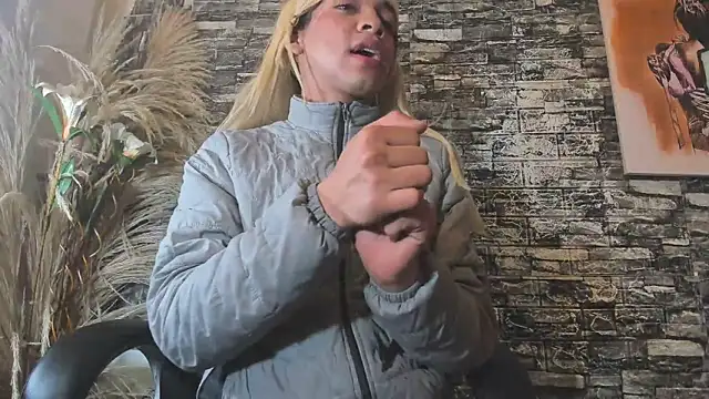 Snapshot of Danny_Luxx chatting on 11/06/25, 03:43 Danny Luxx online show from 11/06/25, 03:43