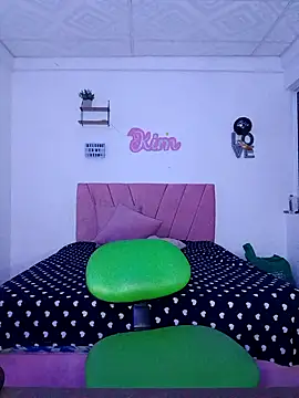 victoria roussee online show from 12/05/25, 08:35