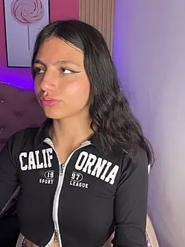 Snapshot of Emily-teen chatting on 02/23/25, 01:21 Emily-teen online show from 02/23/25, 01:21