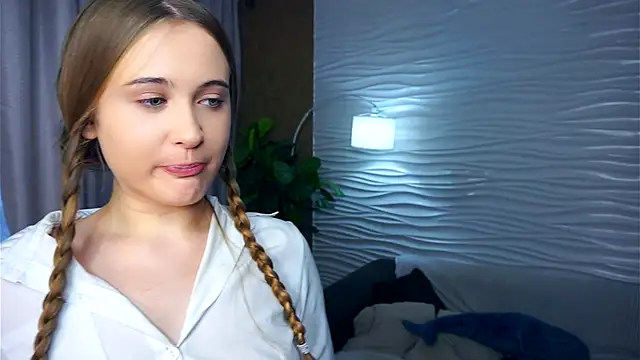 QuennaCoote online show from 12/21/25, 10:17