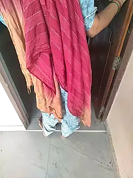 Snapshot of indian_couple4 chatting on 09/10/25, 10:14 indian couple4 online show from 09/10/25, 10:14