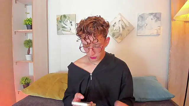 iiangel  online show from 12/17/25, 04:06