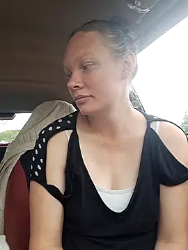 redsparrowXxXx online show from 04/18/26, 07:00