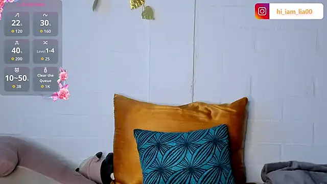 LiaHansson online show from 10/31/25, 04:58