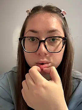 Snapshot of May_Alisa chatting on 10/05/25, 01:57 May Alisa online show from 10/05/25, 01:57