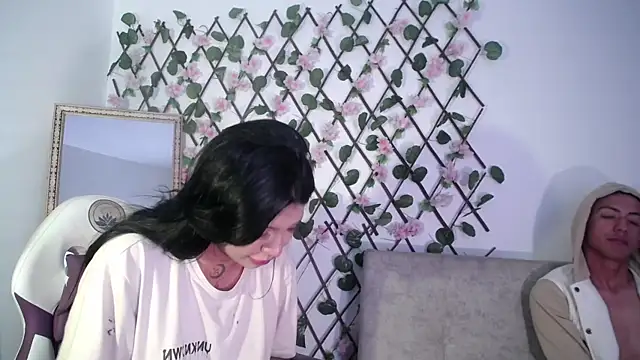 Snapshot of aron_and_paula chatting on 02/20/25, 04:18 aron and paula online show from 02/20/25, 04:18