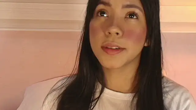 Snapshot of emily_sweett24 chatting on 11/16/25, 12:32 emily sweett24 online show from 11/16/25, 12:32