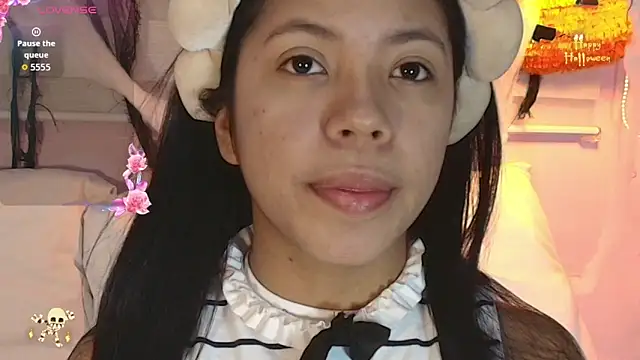 Snapshot of emily_sweett24 chatting on 10/31/25, 12:46 emily sweett24 online show from 10/31/25, 12:46