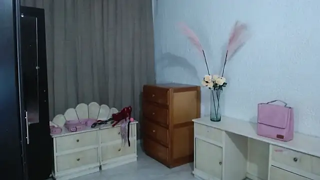 Snapshot of EngelCristaly chatting on 10/30/25, 06:55 EngelCristaly online show from 10/30/25, 06:55