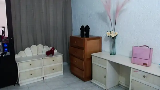 Snapshot of EngelCristaly chatting on 11/30/25, 05:08 EngelCristaly online show from 11/30/25, 05:08