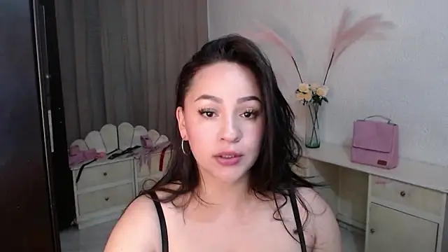 Snapshot of EngelCristaly chatting on 11/03/25, 03:23 EngelCristaly online show from 11/03/25, 03:23