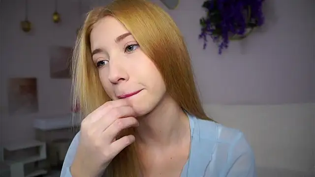 SunnivaCovil online show from 12/17/25, 02:33