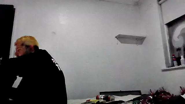 Snapshot of kinkyfag94 chatting on 12/20/25, 01:03 kinkyfag94 online show from 12/20/25, 01:03