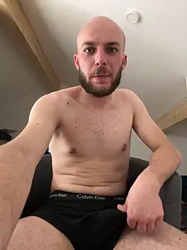 Snapshot of Mab380 chatting on 03/10/25, 05:50 Mab380 online show from 03/10/25, 05:50