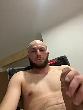 Snapshot of Mab380 chatting on 02/19/25, 06:32 Mab380 online show from 02/19/25, 06:32