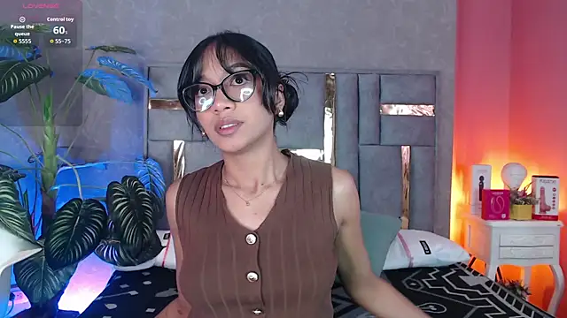 Snapshot of Tyla_Ks chatting on 11/17/25, 08:02 Tyla Ks online show from 11/17/25, 08:02