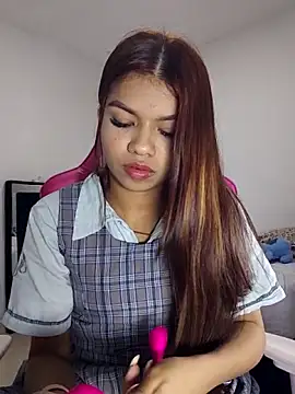 Snapshot of sophia_ramirez12 chatting on 06/05/26, 12:37 sophia ramirez12 online show from 06/05/26, 12:37