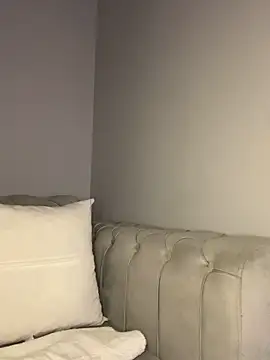 Snapshot of laraaaaaa chatting on 12/14/25, 01:23 laraaaaaa online show from 12/14/25, 01:23