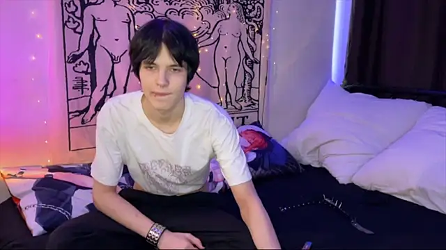 Snapshot of timi-moon chatting on 02/19/25, 10:34 timi-moon online show from 02/19/25, 10:34