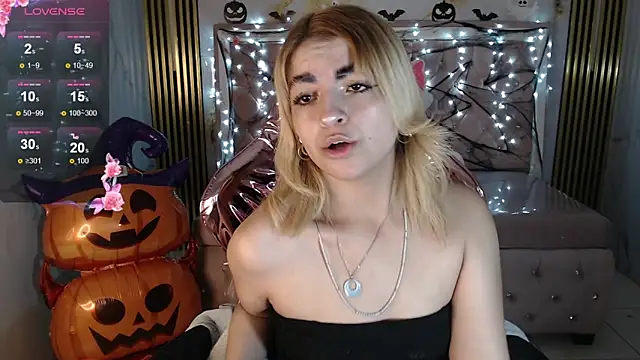 lili conor s online show from 10/10/25, 03:51