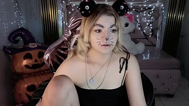 lili conor s online show from 10/31/25, 03:36