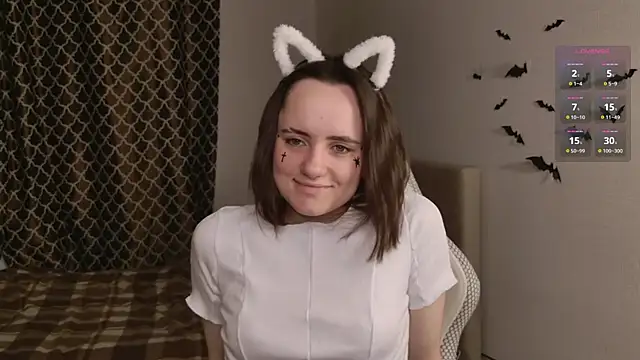 Luna Loveee online show from 10/31/25, 04:20